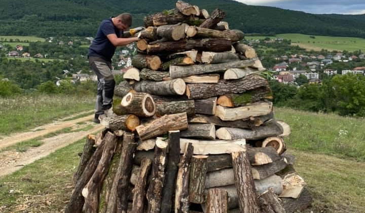 1. fotografia fotogalérie Srdečne Vás pozývame na VATRU SNP (na kopanu) ????v sobotu 28.08.2021, ktorá sa zapáli o 20:00 hod ????O drobné občerstvenie bude postarané. V prípade nepriaznivého počasia je zmena termínu vyhradená… - foto